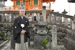 景清爪形観音のある清水寺を訪れた市川團十郎　©松竹